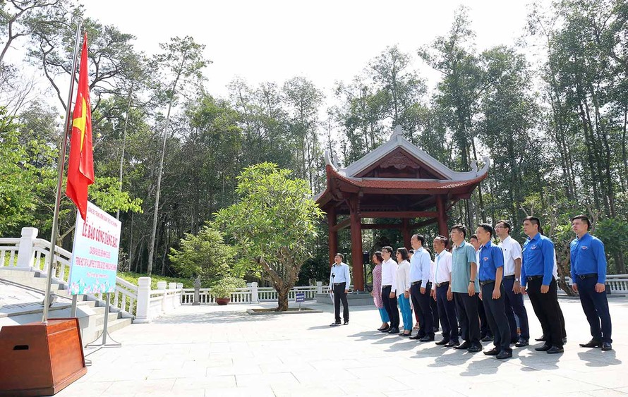 Tại Khu di tích Đá Chông K9, các đại biểu đã thắp hương tưởng nhớ anh linh Bác Hồ và báo cáo những thành tích trong học tập và làm theo Bác.