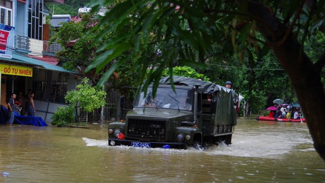Xe đặc chủng đưa đón thí sinh vùng lũ ở Hà Giang đến điểm thi. 