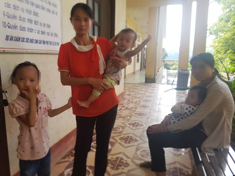Người dân Kim Thượng hoag mang đến trung tâm y tế xã lấy máu gửi về trung tâm y tế huyện khám xét nghiệm nhanh đối với bệnh nhân đến chẩn đoán HIV.
