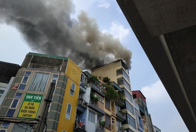 Vụ cháy lớn xảy ra hơn 12h ngày 9/10, tại tòa nhà 7 tầng (là quán karaoke). 