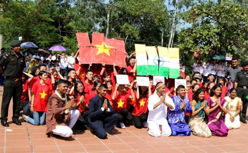 Đại biểu thiếu sinh quân Ấn độ giao lưu cùng đại biểu Việt Nam 2016. Ảnh: Minh Hoạ