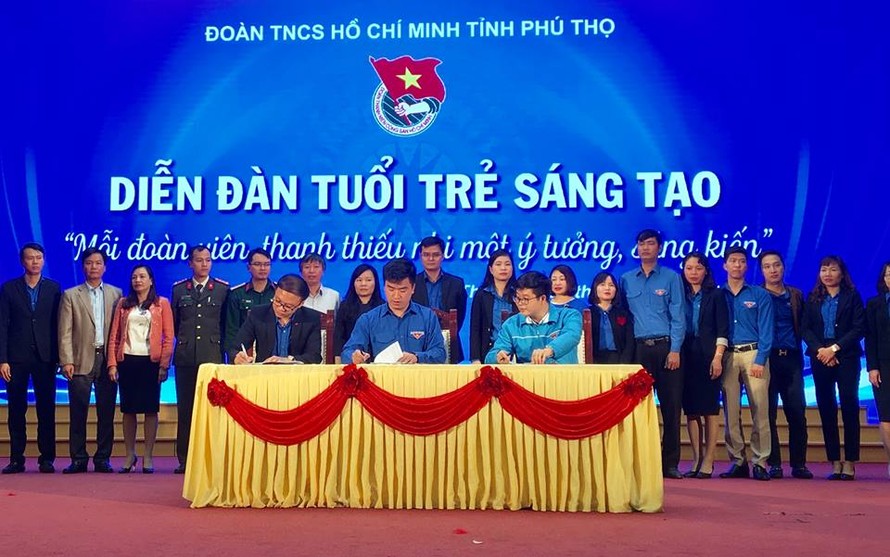 Anh Bùi Quang Huy – Bí thư T.Ư Đoàn cùng các đại biểu chứng kiến nội dung ký giao ước thi đua của các đơn vị).
