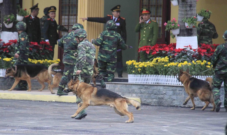 Lực lượng cảnh sát Việt Nam đã dắt chó nghiệp vụ đi kiểm tra xung quanh nhà ga Đồng Đăng (Lạng Sơn).