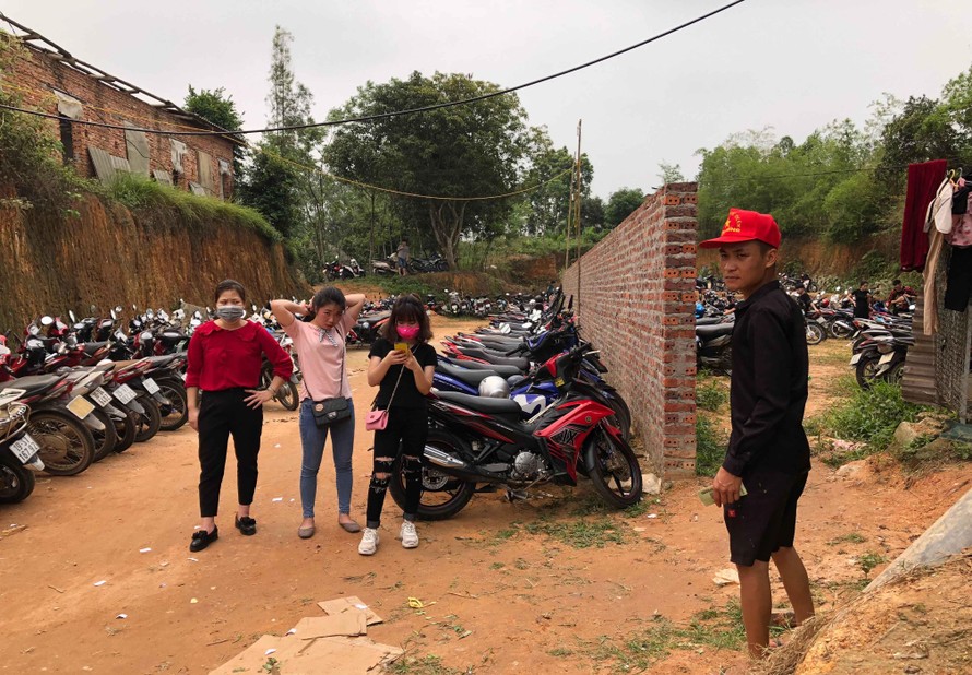 Bãi gửi xe tự phát đua nhau 'chặt chém' tại lễ hội Đền Hùng