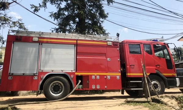 Dùng xe chữa cháy vận chuyển nước phục vụ khám bệnh ở Bệnh viện Sa Pa