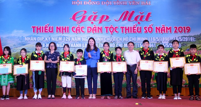 Bí thư Tỉnh Đoàn Thị Thanh Tâm trao quà tặng 23 em thiếu nhi dân tộc thiểu số vượt khó, học giỏi.