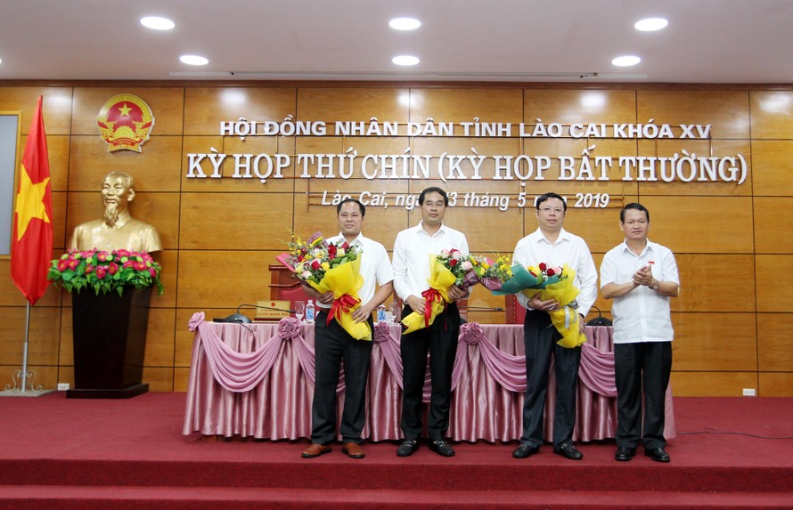 Lãnh đạo tỉnh chúc mừng đồng chí tân Phó Chủ tịch UBND tỉnh Lào Cai (người thứ hai từ trái sang).