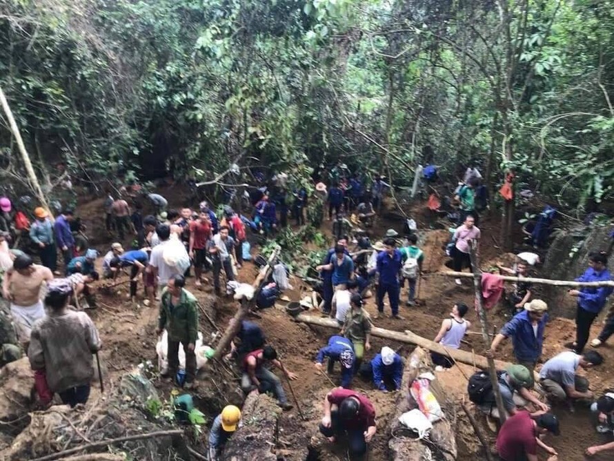 Hàng trăm người đào nát rừng với hi vọng tìm vận may đào đá quý giá bạc tỉ.