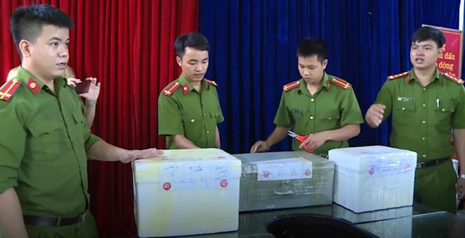 Đội Cảnh sát điều tra tội phạm về hình sự - kinh tế - ma túy, Công an huyện Lục Yên tiến hành bàn giao 105kg tiền cổ. Số tiền cổ do lực lượng Công an huyện Lục Yên thu giữ.