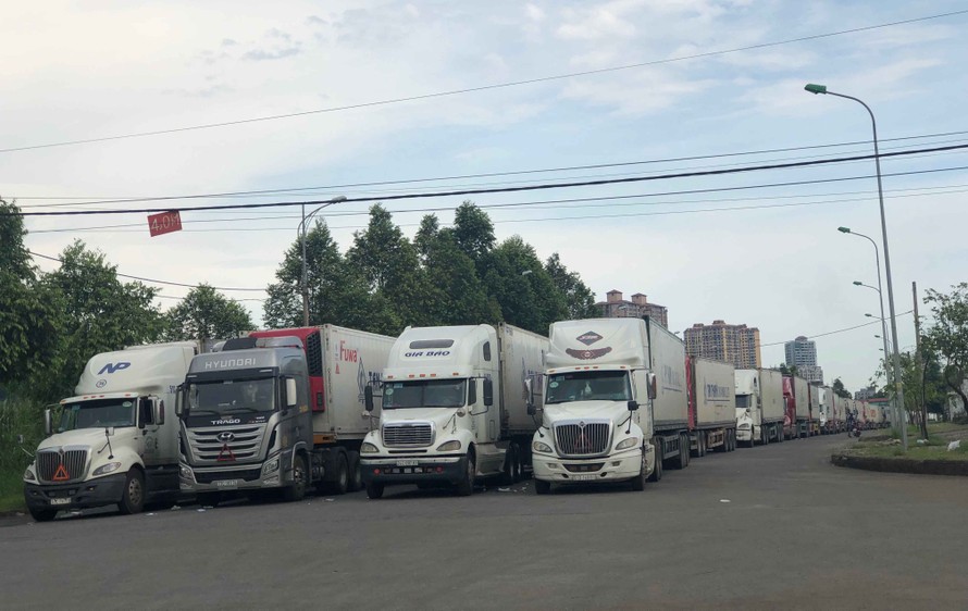 Hàng trăm xe container đang ùn ứ tại Cửa khẩu Quốc tế đường bộ số II Kim Thành. 