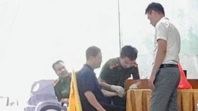Cơ quan điều tra tỉnh Lào Cai lấy mẫu vân tay tại hiện trường.