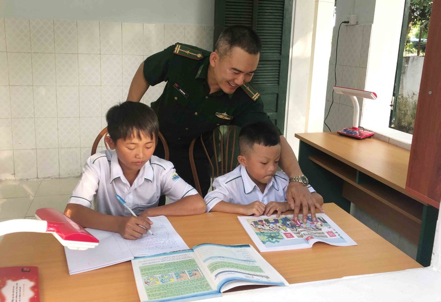  Cán bộ BĐBP Trịnh Tường dạy học cho "Con nuôi Biên phòng". 