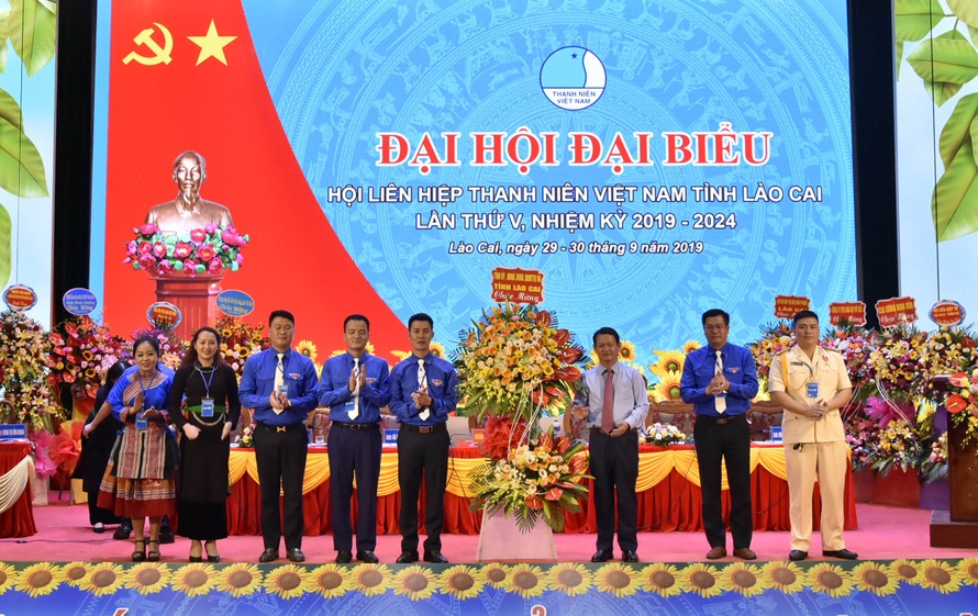 Bí thư Tỉnh ủy Nguyễn Văn Vịnh tặng hoa chúc mừng đại hội. 