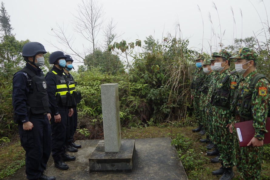 Đội tuần tra đồn Biên phòng Mường Khương và đồn Biên giới Tân Điếm gặp gỡ trao đổi tại mốc 143.