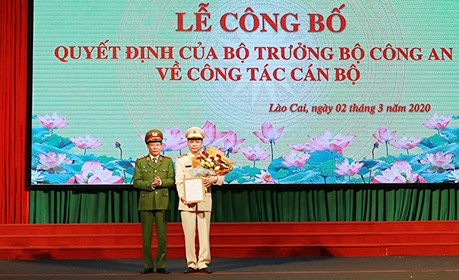 Thứ trưởng Lê Quý Vương trao quyết định cho Đại tá Lưu Hồng Quảng.