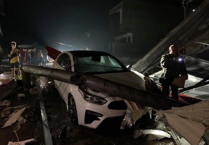 Mưa lốc kinh hoàng ở Yên Bái: Hàng loạt ôtô bị đè bẹp, trên 2.000 nhà tốc mái