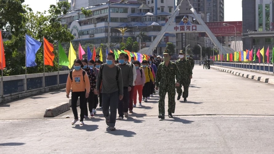 Đại đội quản lý biên giới huyện Hà Khẩu trao trả 30 công dân Việt Nam nhập cảnh trái phép.