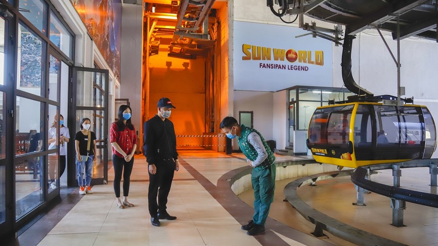 Du khách xếp hàng giãn cách 1 mét tại Sun World Fansipan Legend. 