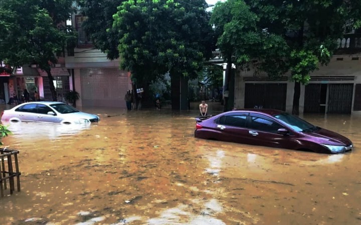 Nhiều ô tô bị ngập nặng, phải nằm lại trên đường Hoàng Quốc Việt, thành phố Lào Cai. ​