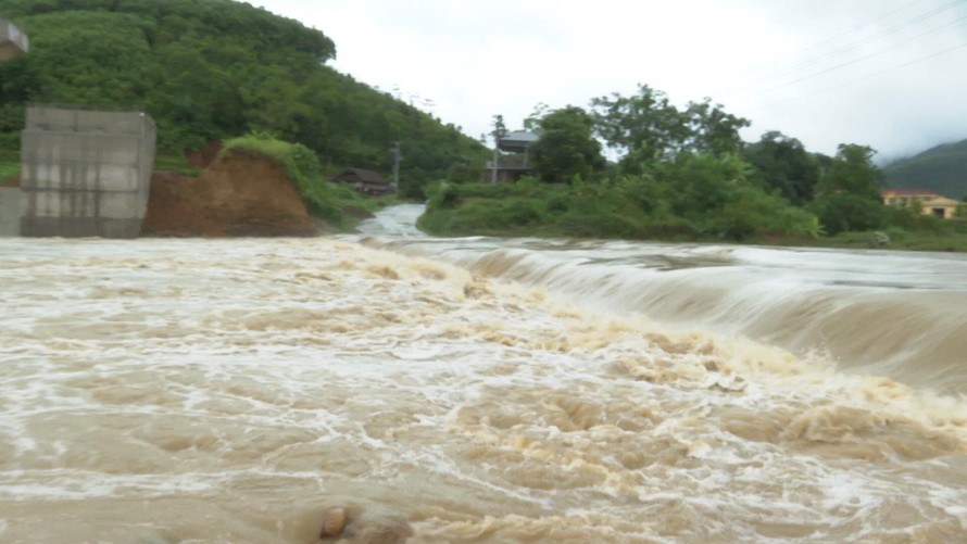 Đập tràn ở Tân Sơn bị ngập khiến 4 xã bị cô lập.