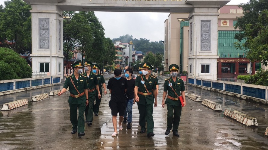 Lực lượng BĐBP Lào Cai áp giải 3 đối tượng trao trả cho phái Trung Quốc. 