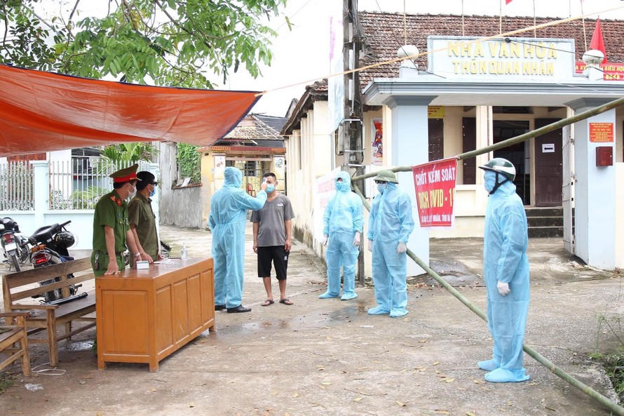 Kiểm tra thân nhiệt và lấy mẫu xét nghiệm cho toàn bộ 1.068 nhân khẩu đang sinh sống tại thôn có người mắc COVID-19 - Ảnh: Hoàng Long