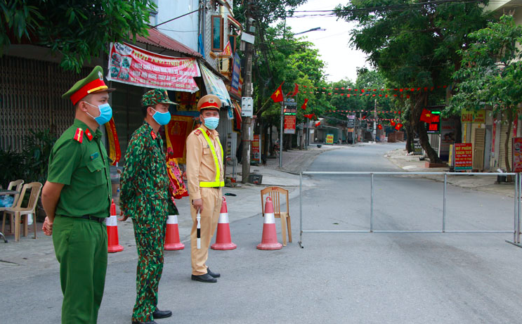 Ngày 8/5, lực lượng chức năng Hà Nam đã phong toả 2 khu dân cư liên quan đến bệnh nhân COVID-19 là nhân viên y tế chùa Tam Chúc - Ảnh: Giang Nam
