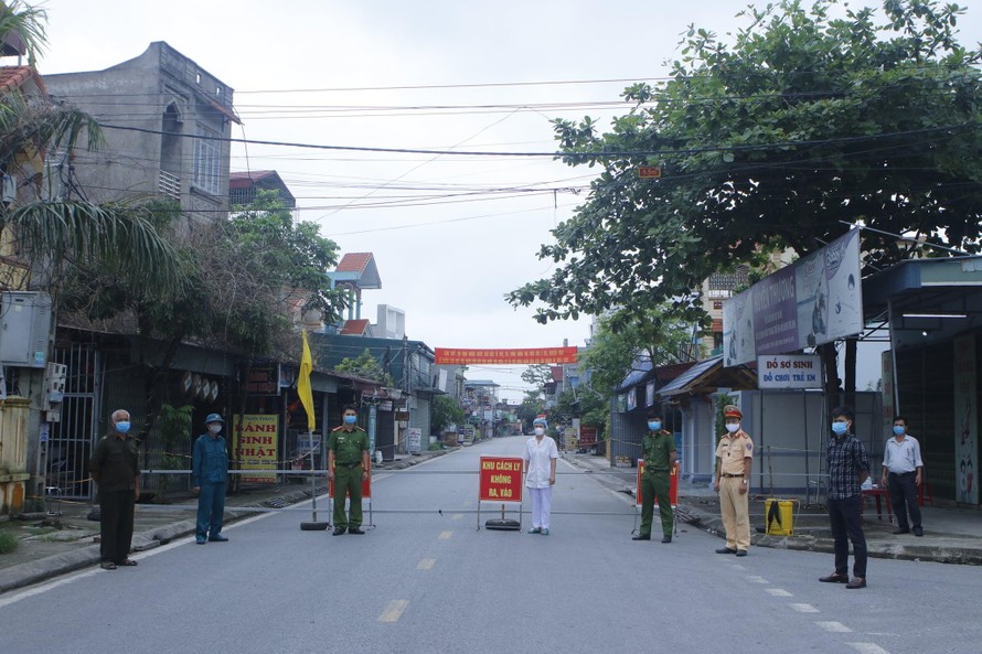 Phong toả khẩn cấp xã Yên Cường (huyện Ý Yên, Nam Định) vì chính quyền lơ là, để bệnh nhân COVID-19 giao tiếp phức tạp - Ảnh: Hoàng Long