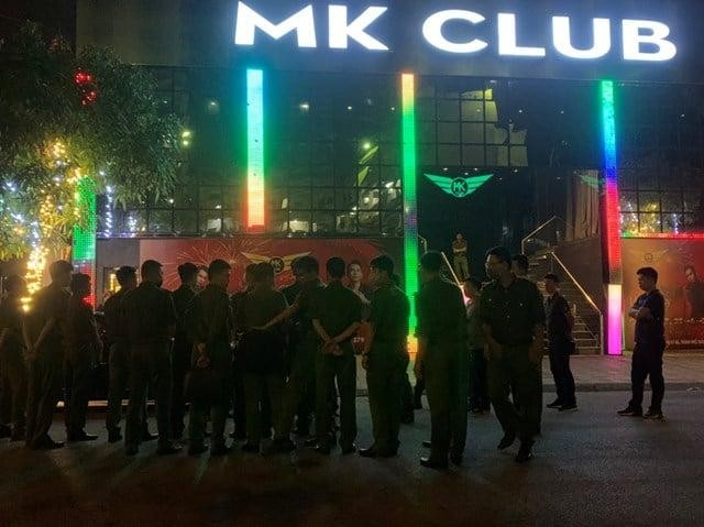 Đêm 25/4, Công an Thái Bình đột kích quán bar MK và phát hiện có gần 400 dân chơi đang tham gia "tiệc bay lắc" - Ảnh: Hoàng Long