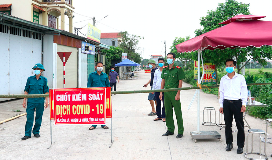 Chốt kiểm soát tại ổ dịch thôn Phú Đa hoạt động 24/24 để ngăn chặn dịch bệnh lây lan - Ảnh: Hoàng Long