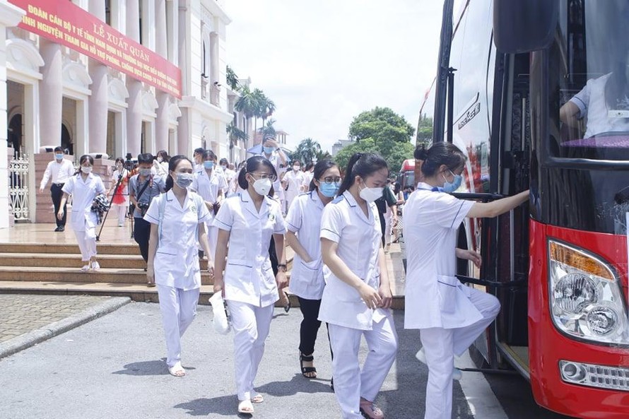 113 cán bộ, sinh viên Đại học Điều dưỡng Nam Định lên đường hỗ trợ tỉnh Bình Dương chống dịch - Ảnh: Hoàng Long