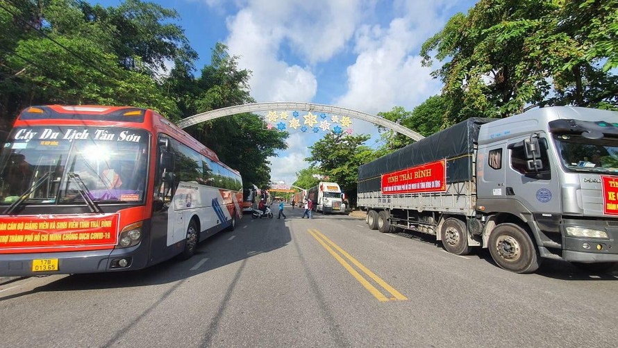 Sáng 25/8, đoàn xe chở 301 cán bộ y tế và gần 140 tấn hàng hoá thiết yếu từ Thái Bình đã khởi hành vào vùng tâm dịch phía Nam - Ảnh: Hoàng Long
