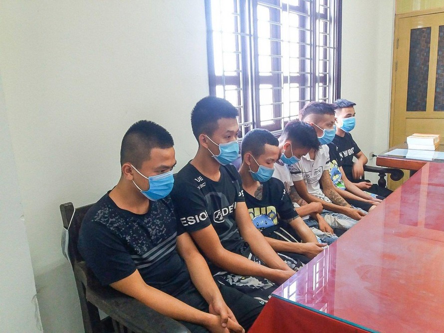 Nhóm thanh, thiếu niên Thái Bình được đưa về Công an thành phố Nam Định để lấy lơi khai - Ảnh: Hoàng Long