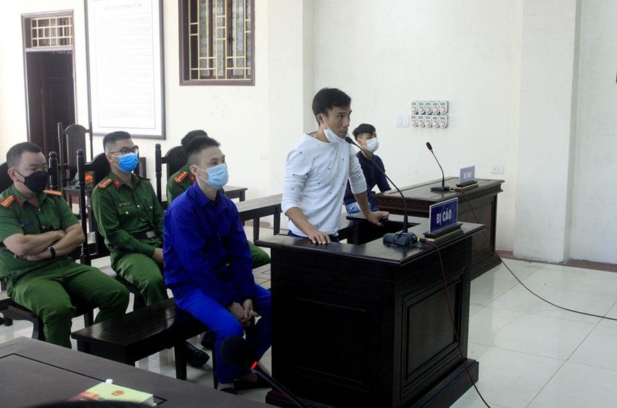Bị cáo Bùi Xuân Đại (áo trắng) bị xử 14 năm tù vì nổ súng bắn người khác - Ảnh: Hoàng Long