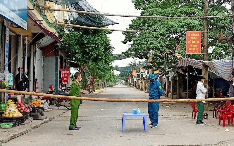 Thái Bình quyết định phong toả 2 thôn tại địa bàn xã Nguyên Xá (huyện Vũ Thư, tỉnh Thái Bình) để xét nghiệm, truy tìm F0 - Ảnh: Hoàng Long