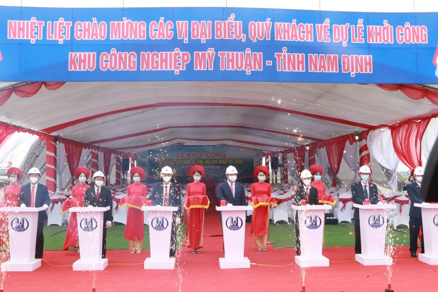 Các đại biểu nhấn nút khởi công Khu công nghiệp Mỹ Thuận - Ảnh: Hoàng Long