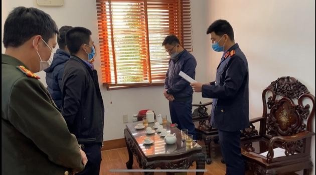 Cơ quan điều tra, Viện KSND tối cao đọc quyết định khởi tố, bắt tạm giam Phó Trưởng Công an huyện Vũ Thư, Thái Bình - Ảnh: CTV
