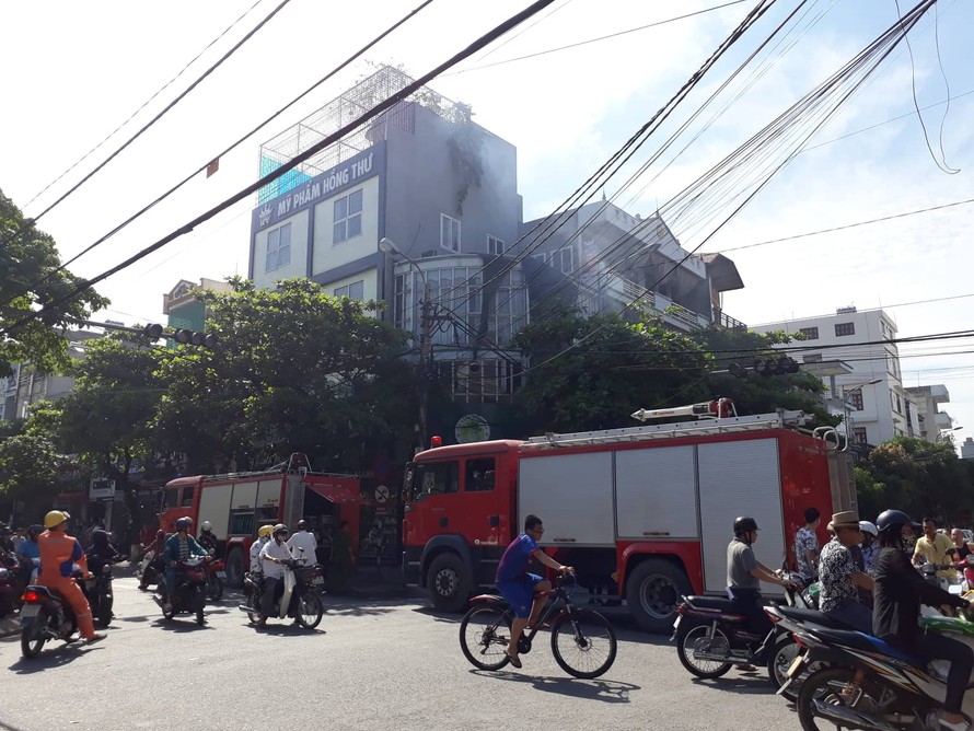 Vụ cháy xảy ra ngay trung tâm thành phố Thái Bình - Ảnh: Hoàng Long