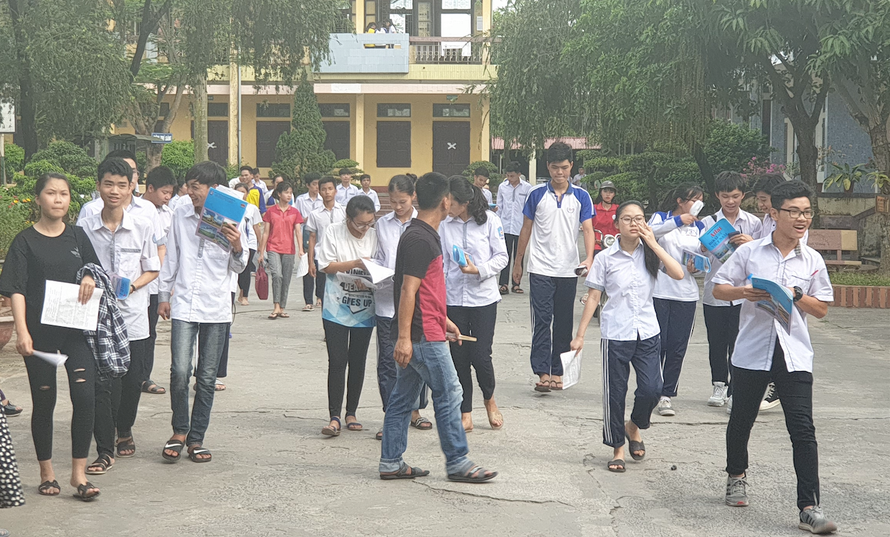Chiều 10/6, trên 18.000 thí sinh Nam Định hoàn thành kỳ thi tuyển vào lớp 10 công lập - Ảnh: Hoàng Long