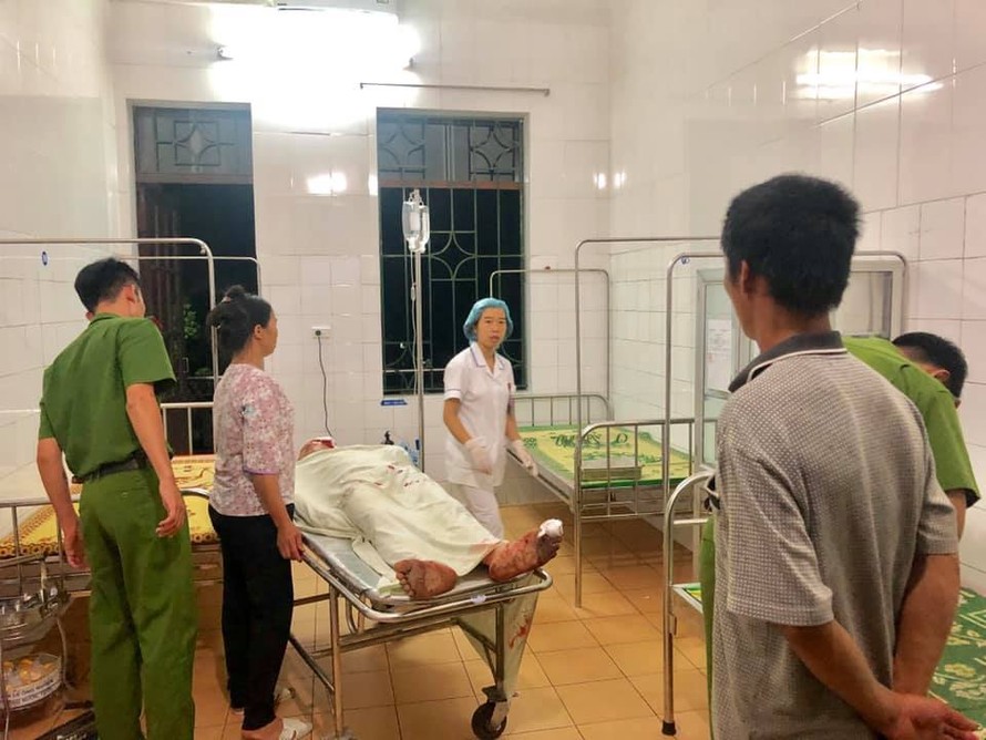 Nạn nhân vẫn đang được cấp cứu tại Bệnh viện Đa khoa tỉnh Nam Định - Ảnh: Hoàng Long