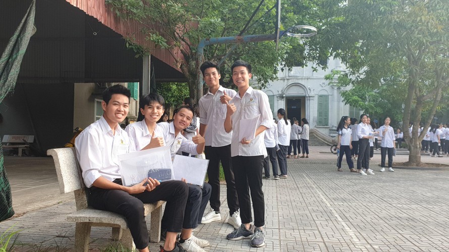 Thí sinh tại điểm thi THPT Nguyễn Khuyến (tỉnh Nam Định) phấn khởi vì làm được bài thi môn Ngữ văn - Ảnh: Hoàng Long