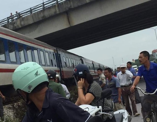 Tai nạn đường sắt xảy ra tại khu vực chân cầu vượt Lộc An, thành phố Nam Định - Ảnh: Hoàng Long