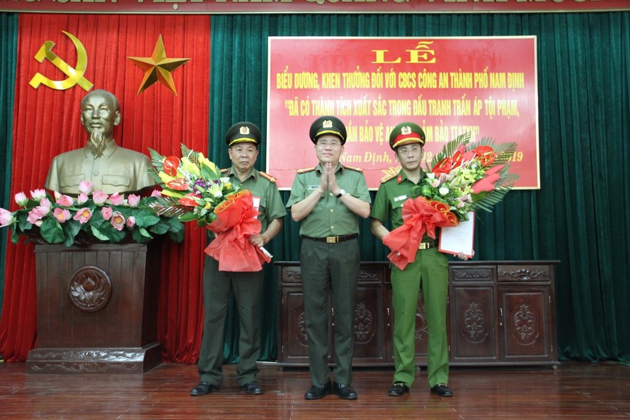 Giám đốc Công an tỉnh Nam Định khen thưởng phá án nhanh vụ cắt cáp trung tính trạm biến thế - Ảnh: Hoàng Long