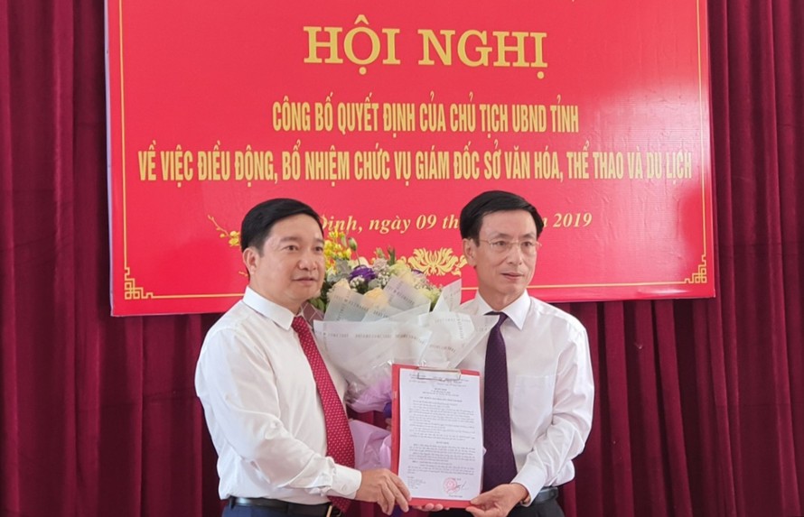 Chủ tịch UBND tỉnh Nam Định (bên phải) công bố quyết định bổ nhiệm Giám đốc Sở VH-TT và DL - Ảnh: Hoàng Long