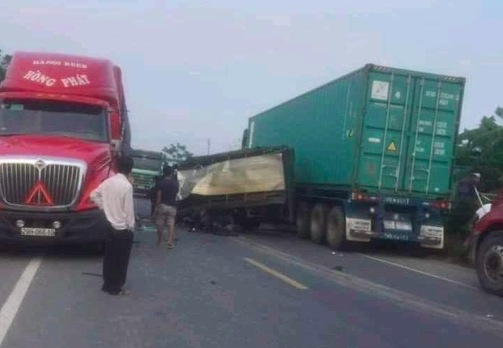Hiện trường vụ tai nạn giữ xe đầu kéo và xe tải - Hoàng Long