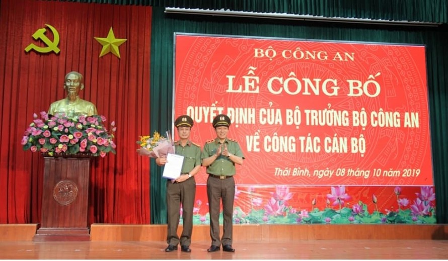 Đại tá Nguyễn Văn Minh, Giám đốc Công an tỉnh Thái Bình (trái) được điều động giữ trức vụ Cục phó - Ảnh: Hoàng Long