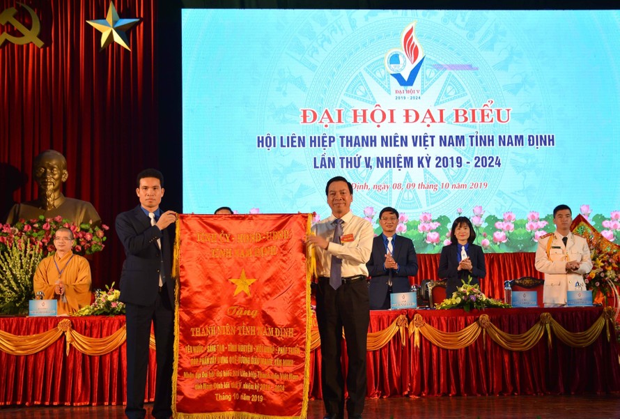 Lãnh đạo tỉnh Nam Định chúc mừng tân Chủ tịch Hội LHTN tỉnh Triệu Văn Thái - Ảnh: Hoàng Long
