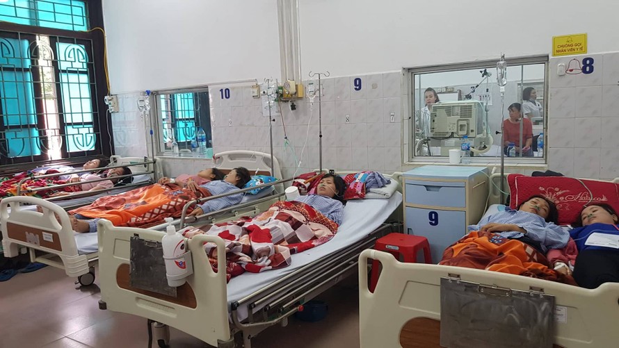 Những công nhân bị ngộ độc hô hấp vẫn đang được điều trị tại bệnh viện - Ảnh: Hoàng Long