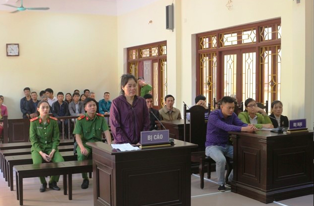 Lê Thị Loan nhận án chung thân vì tẩm xăng mẹ đẻ tử vong - Ảnh: Hoàng Long
