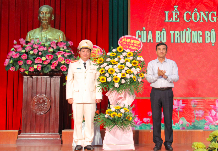 Chủ tịch UBND tỉnh Thái Bình chúc mừng tân Giám đốc Công an tỉnh. Ảnh: Hoàng Long